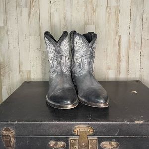 Frye Boot Distressed Billy Stud Short Blk size 8.5